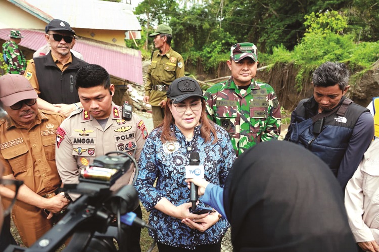 TINJAU : Bupati Donggala, Vera Elena Laruni didampingi Ketua DPRD dan Kapolres Donggala saat meninjau sejumlah titik bencana, Senin (11/1/26).