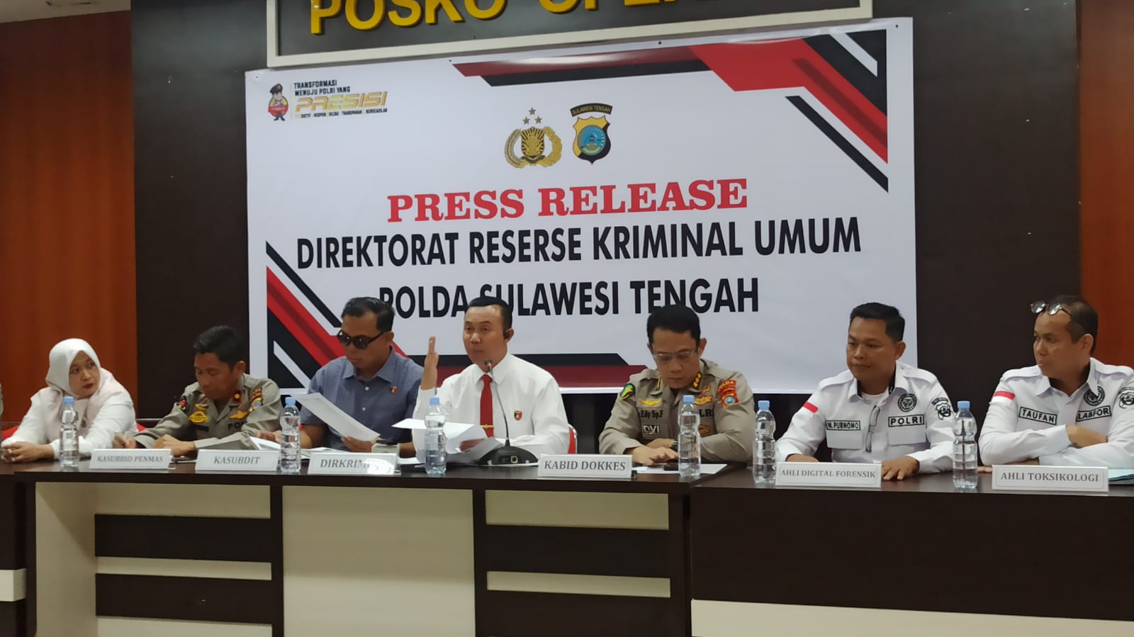Direktur Reskrimum Polda Sulteng Kombes Pol Hendri Yulianto didampingi tim ahli forensik, medicolegal, toksikologi dan digital forensik saat menyampaikan hasil penyelidikan kasus kematian Afif Siraja.