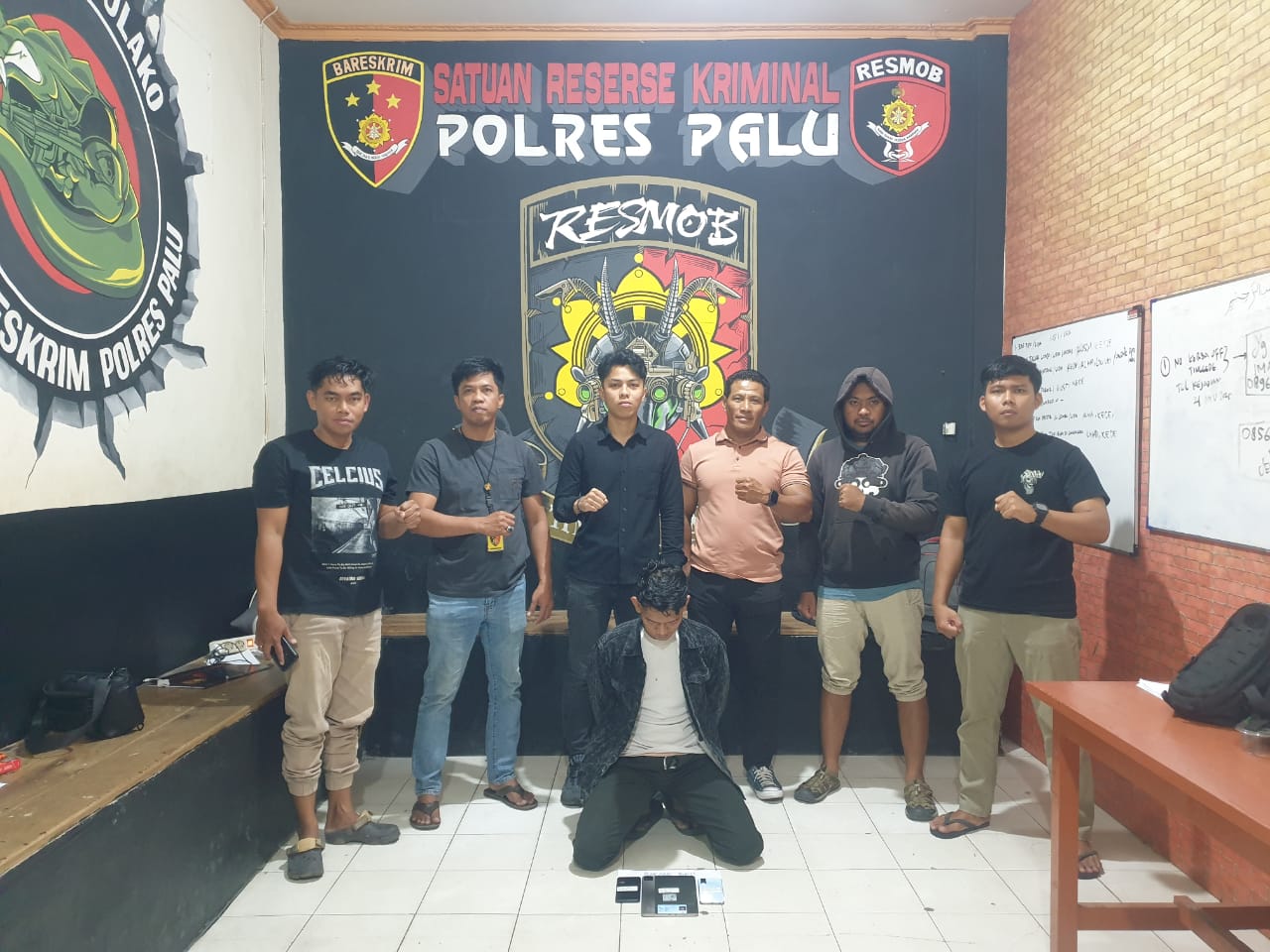Tim Resmob Tadulako Satreskrim Polresta Palu memperlihatkan pelaku dan barang bukti terkait kasus pencurian brankas di Toko Bintang, di Mapolresta Palu.