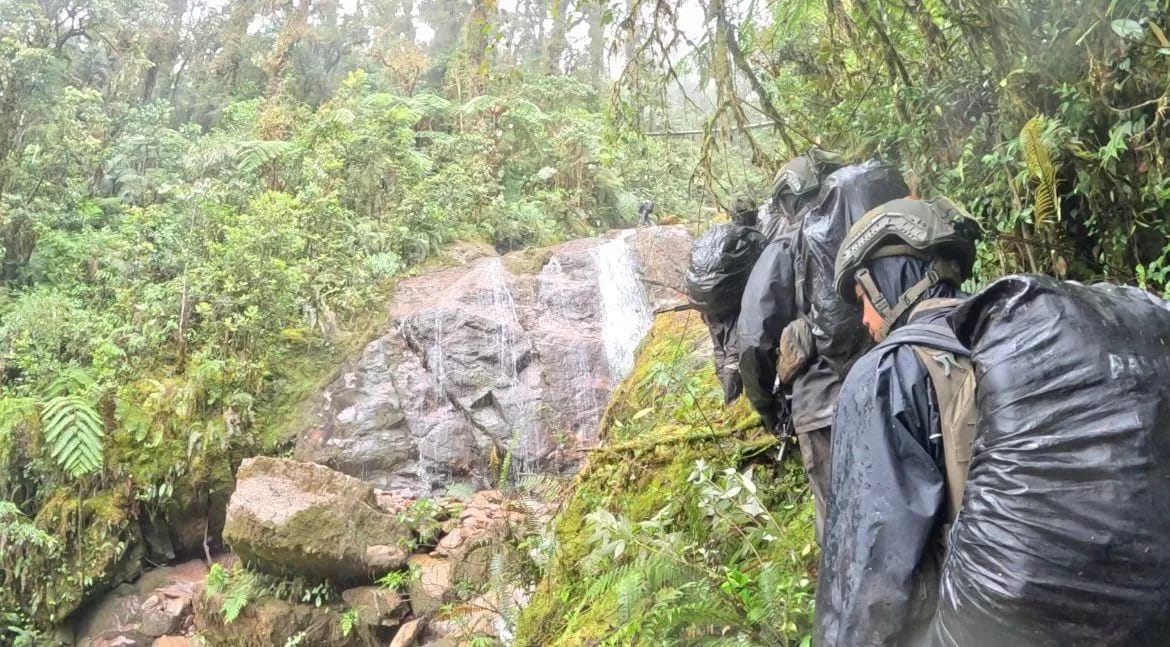 CAPTION: Para prajurit TNI berhasil menyelamatkan belasan karyawan Freeport di Papua yang sempat terjebak di lokasi rawan OPM.