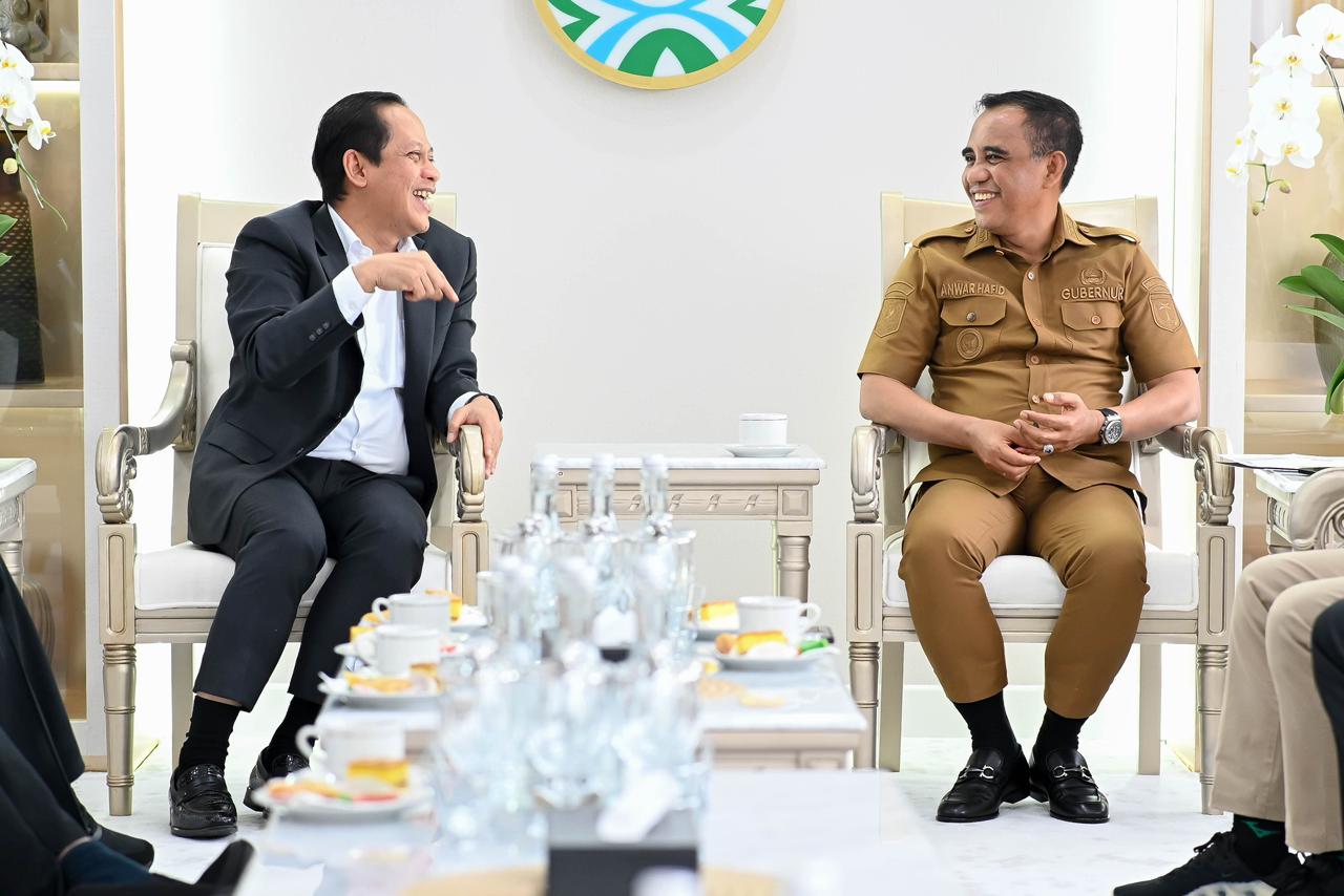 Audiensi Gubernur Sulteng Anwar Hafid bersama Menteri KLH Hanif Faisol membahas penanganan tambang ilegal di Sulteng.