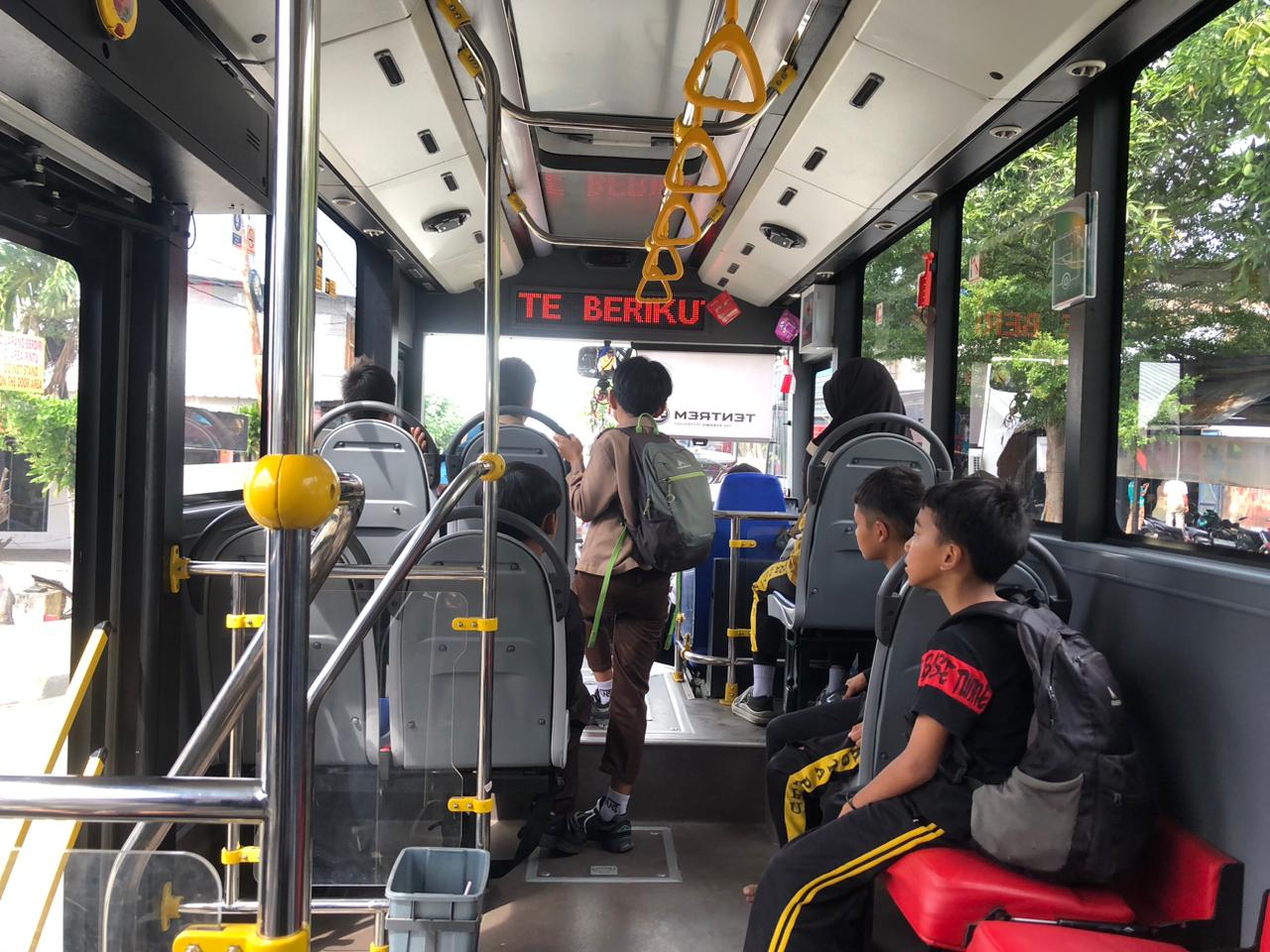 Bus Trans Palu melayani penumpang pada hari pertama operasional di Kota Palu, Selasa (13/1/2026).