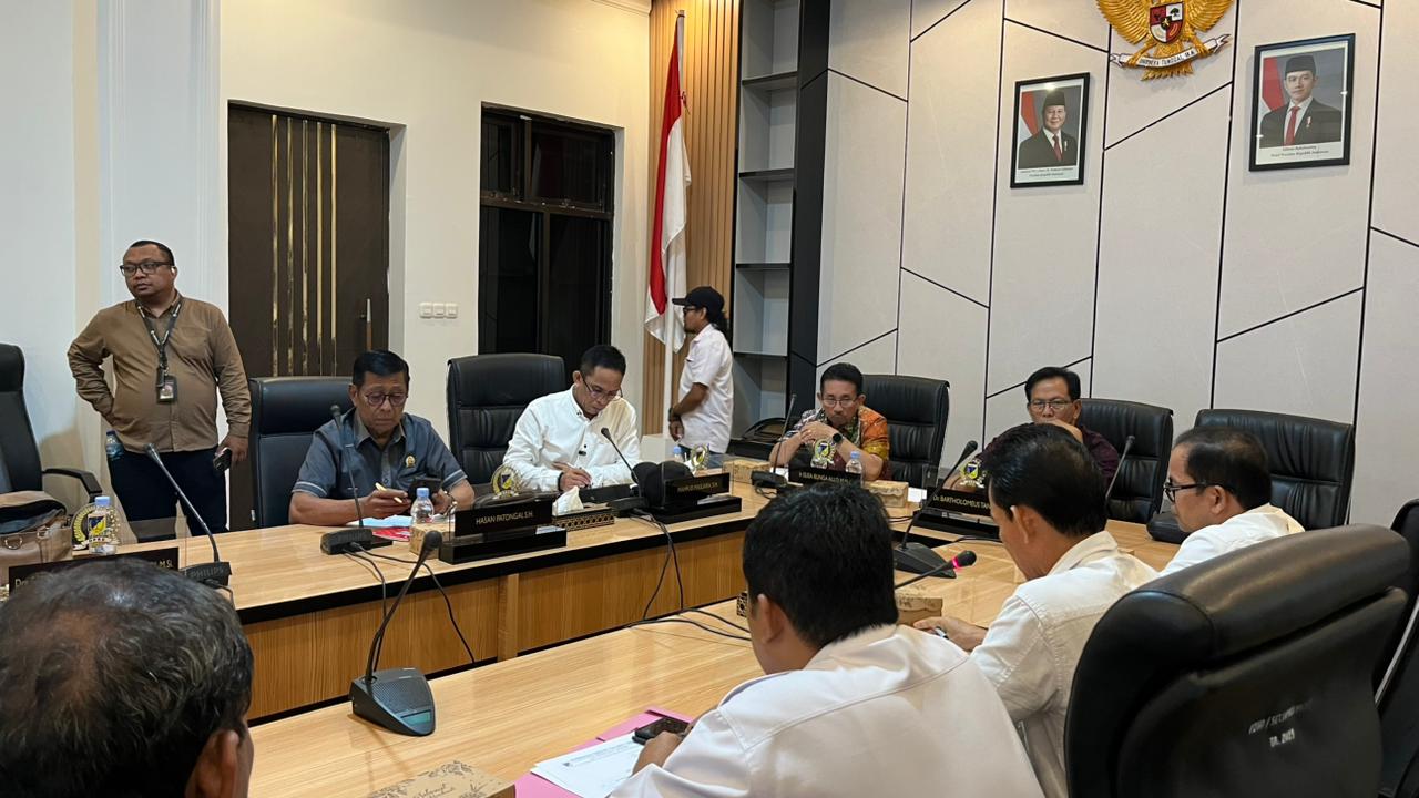 DENGAR PENDAPAT: Komisi I DPRD Sulteng menggelar RDP membahas honorarium KPID dan KI Sulteng, Rabu (14/01/2026).(FOTO: HUMAS DPRD SULTENG/RADAR PALU).