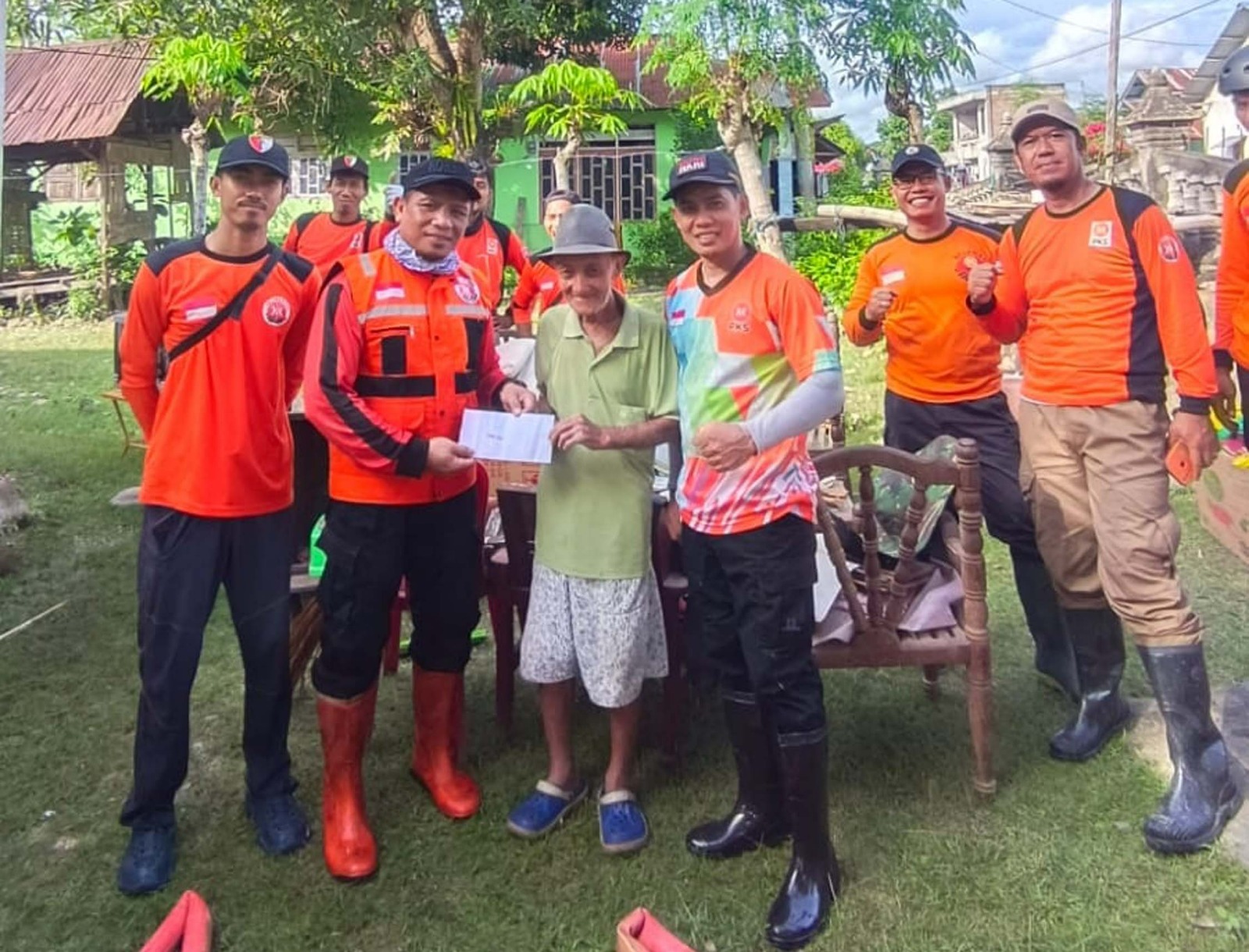 MEMBERSIHKAN: Relawan PKS Sulteng saat membantu membersihkan rumah Daeng Pasisi, di Des Wani, Kabupaten Donggala.(FOTO: DOK HUMAS PKS SULTENG/RADAR PALU).