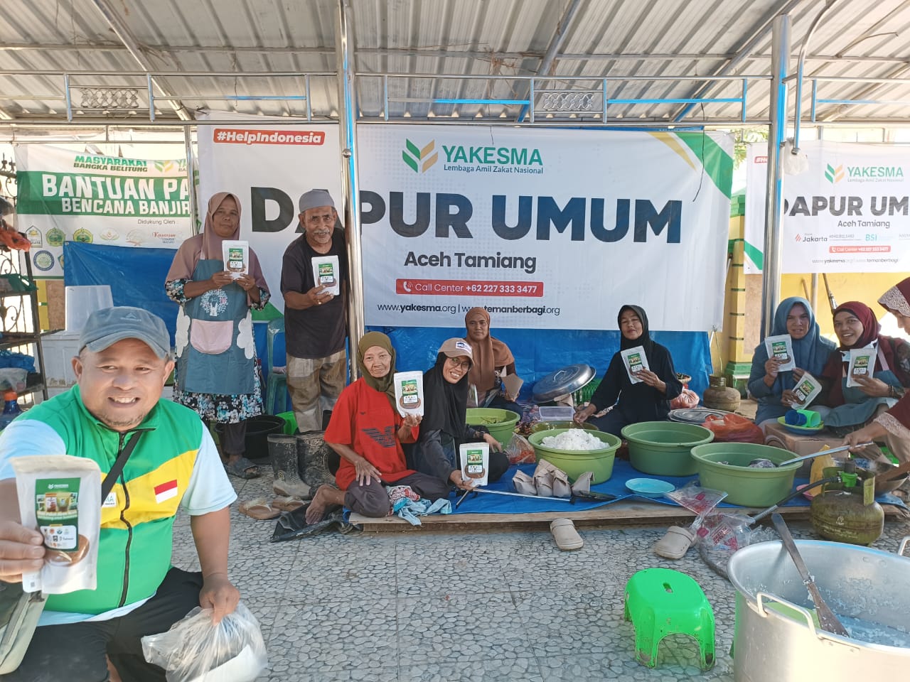 DAPUR UMUM: Brow Haris, kini berada di dapur umum Aceh mengawal sumbangan 1.000 paket abon dari Sulteng, yang diinisiasi Yakesmas Sulteng, Rabu (14/01/2026).(FOTO:&nbsp;DOK HUMAS DPW PKS SULTENG/RADAR PALU