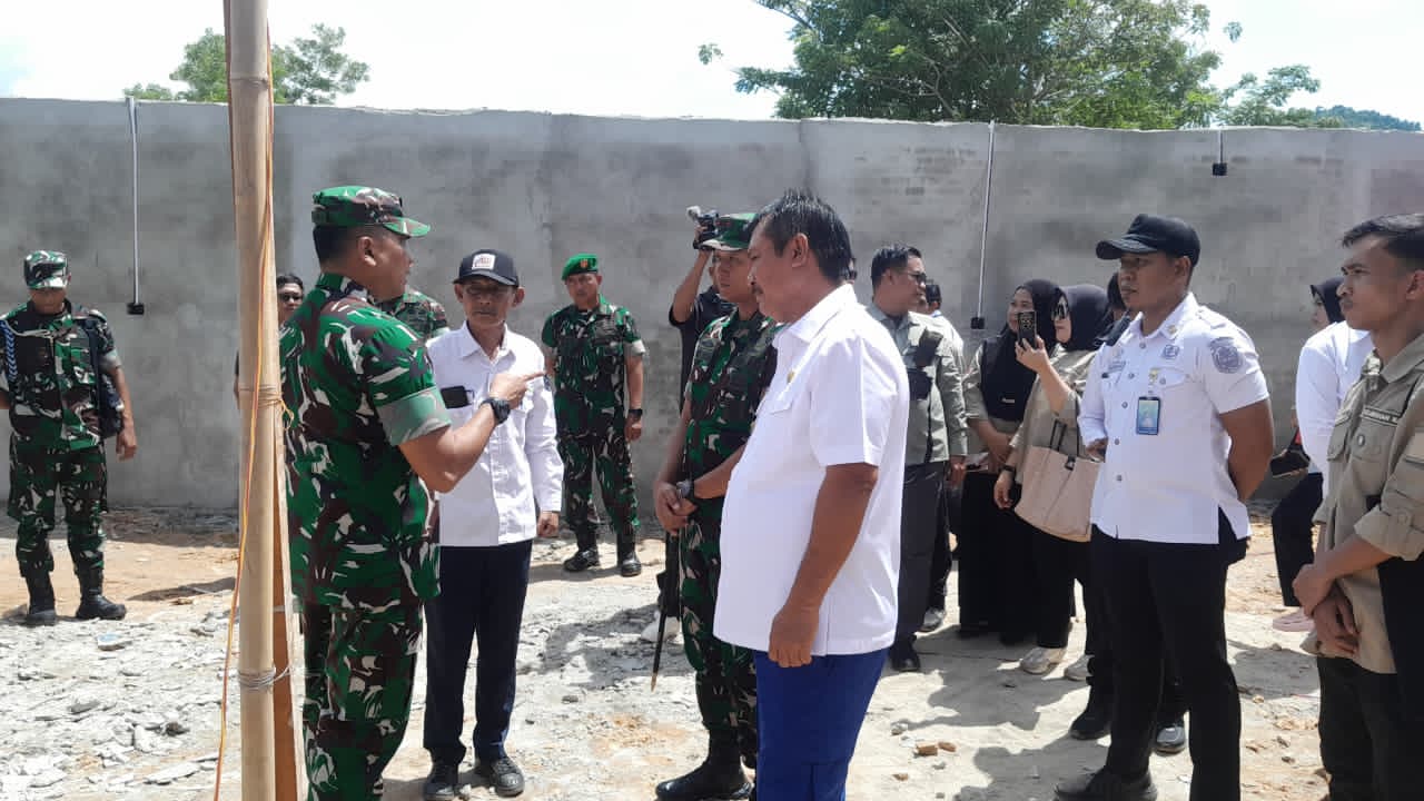 MENYAMBUT: Bupati Tolitoli, H. Amran Yahya ketika menyambut kedatangan Pangdam Palakawira Mayjen TNI Jonatan Binsar Parluhutan SDianipar di Tolitoli, Selasa malam (13/1/2026).(FOTO: AHMAD HAMDANI/RADA