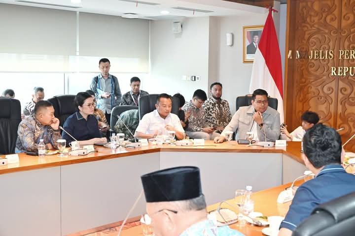 MENEMUI: Bupati Poso Verna Inkiriwang, saat menemui Waket MPR Abcandra Muhammad Akbar di Senayan, Jakarta.(FOTO: BUDIYANTO WIHARTO/RADAR PALU).