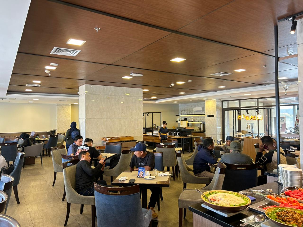 SASAR PEKERJA KANTORAN : Suasana di Resto Aston Hotel. Pihak manajemen meluncurkan program kuliner All You Can Eat bertajuk &ldquo;Mangande Narasa&rdquo; dengan konsep menu variative dan live cooking.