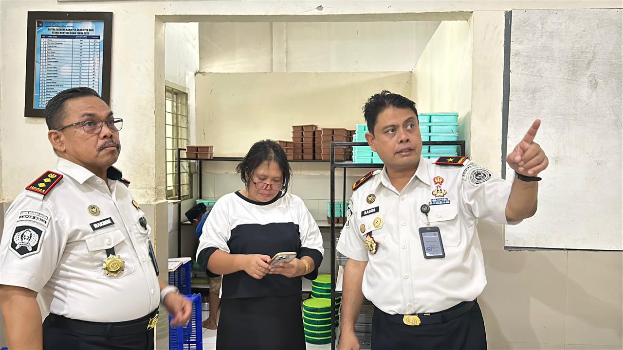 PASTIKAN KUALITAS : Kakanwil Ditjenpas Sulteng, Bagus Kurniawan (kanan) melakukan peninjauan langsung terhadap seluruh rantai pengelolaan BAMA di Lapas Palu.
