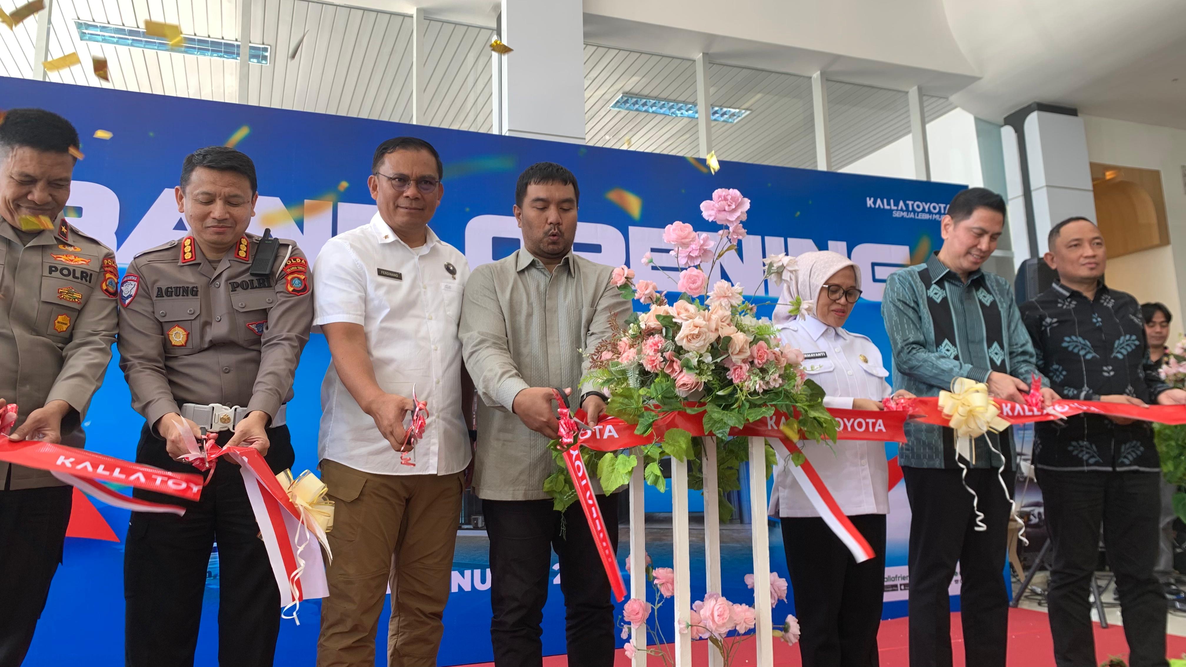 KONSEPNYA RAMAH LINGKUNGAN : Grand Opening Showroom Kalla Toyota Juanda, Rabu (14/1/2026).