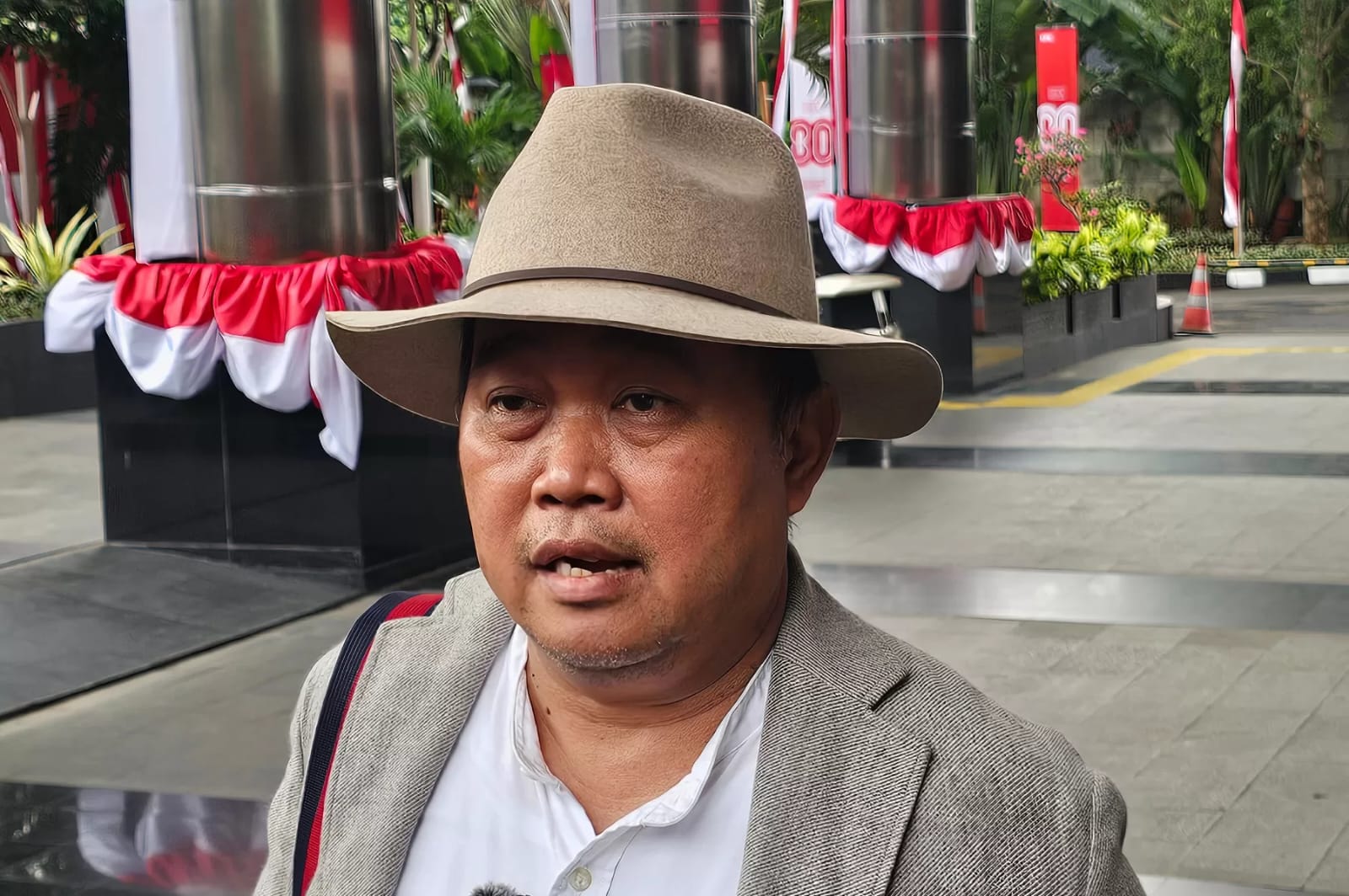 Koordinator MAKI Boyamin Saiman serahkan bukti dugaan korupsi kuota haji era Jokowi di Gedung Merah Putih KPK, Jakarta, Rabu (20/8/2025)