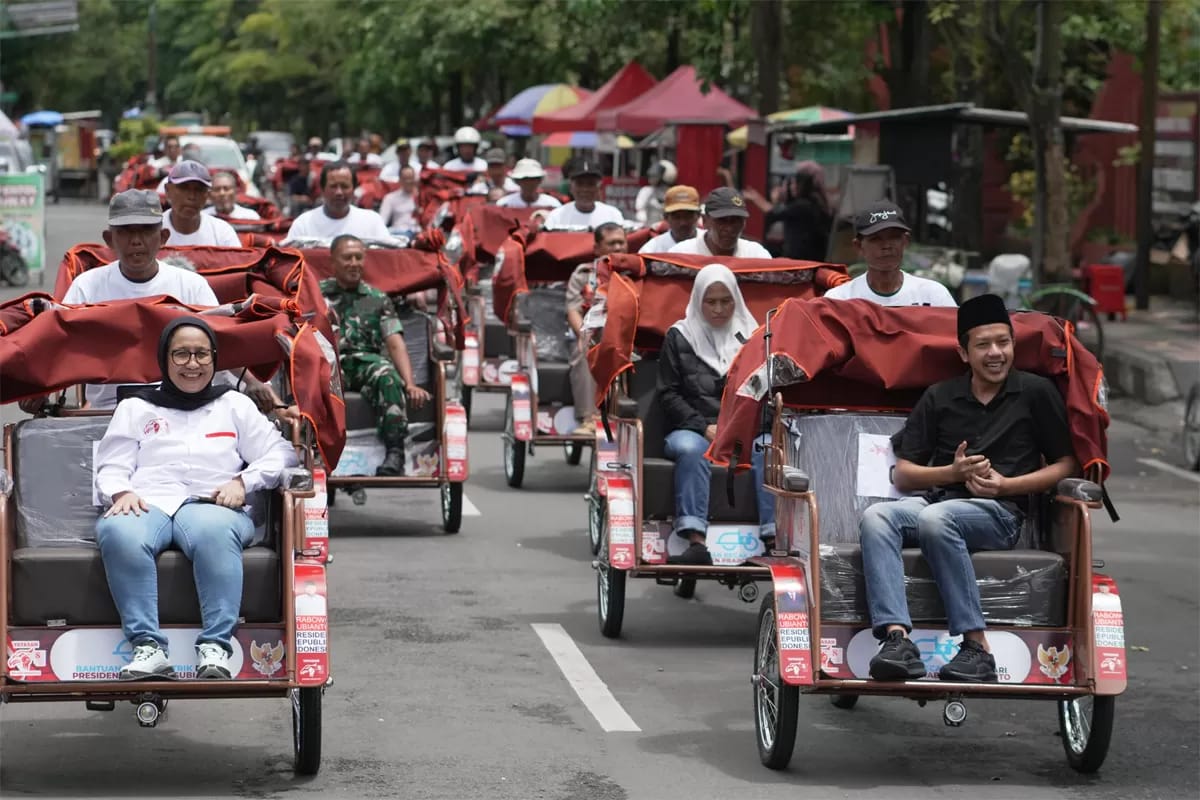 Deretan penarik becak mengikuti kegiatan penyerahan becak listrik bantuan Presiden Prabowo Subianto di Trenggalek, Jawa Timur, sebagai upaya meringankan beban kerja penarik becak lansia