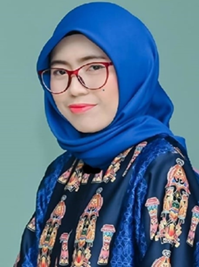 MERDEKA : Wakil Kepala Sekolah Bidang Kurikulum SMAN 7 Palu, Isman, S.pd., M.pd, saat memberikan keterangan terkait penerapan program pembelajaran mendalam (Deep Learning) di ruang kerjanya.