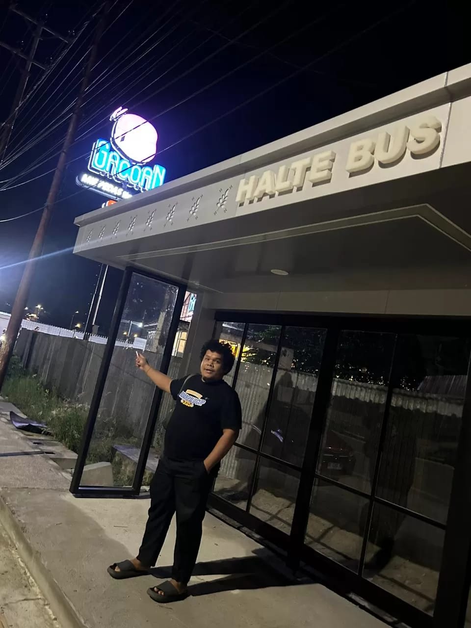 Halte Bus yang sudah terbangun di Jalan Sisingamangaraja Kota Palu ini menunggu dirampungkan. Pemkot Palu menargetkan rampung sebelum akhir Desember 2025.