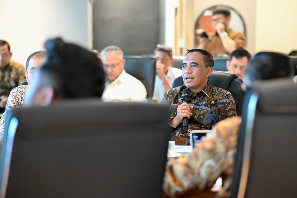 Gubernur Sulawesi Tengah Anwar Hafid memaparkan rencana hilirisasi kelapa dan pengembangan pariwisata Danau Paisupok saat melakukan kunjungan ke Kementerian PPN/Bappenas, Rabu (14/1/2026).