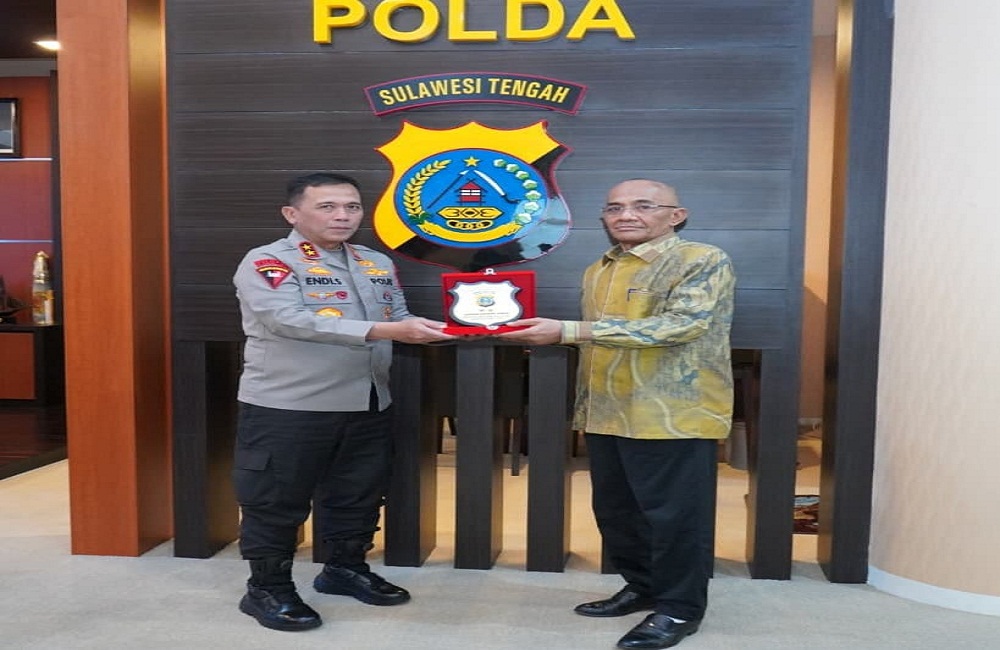 Kapolda Sulteng Irjen Pol Endi Sutendi menyerahkan plakat kepada Ketua PWI Sulteng, Tri Putra Toana, di Mapolda Sulteng Kamis (15/1).