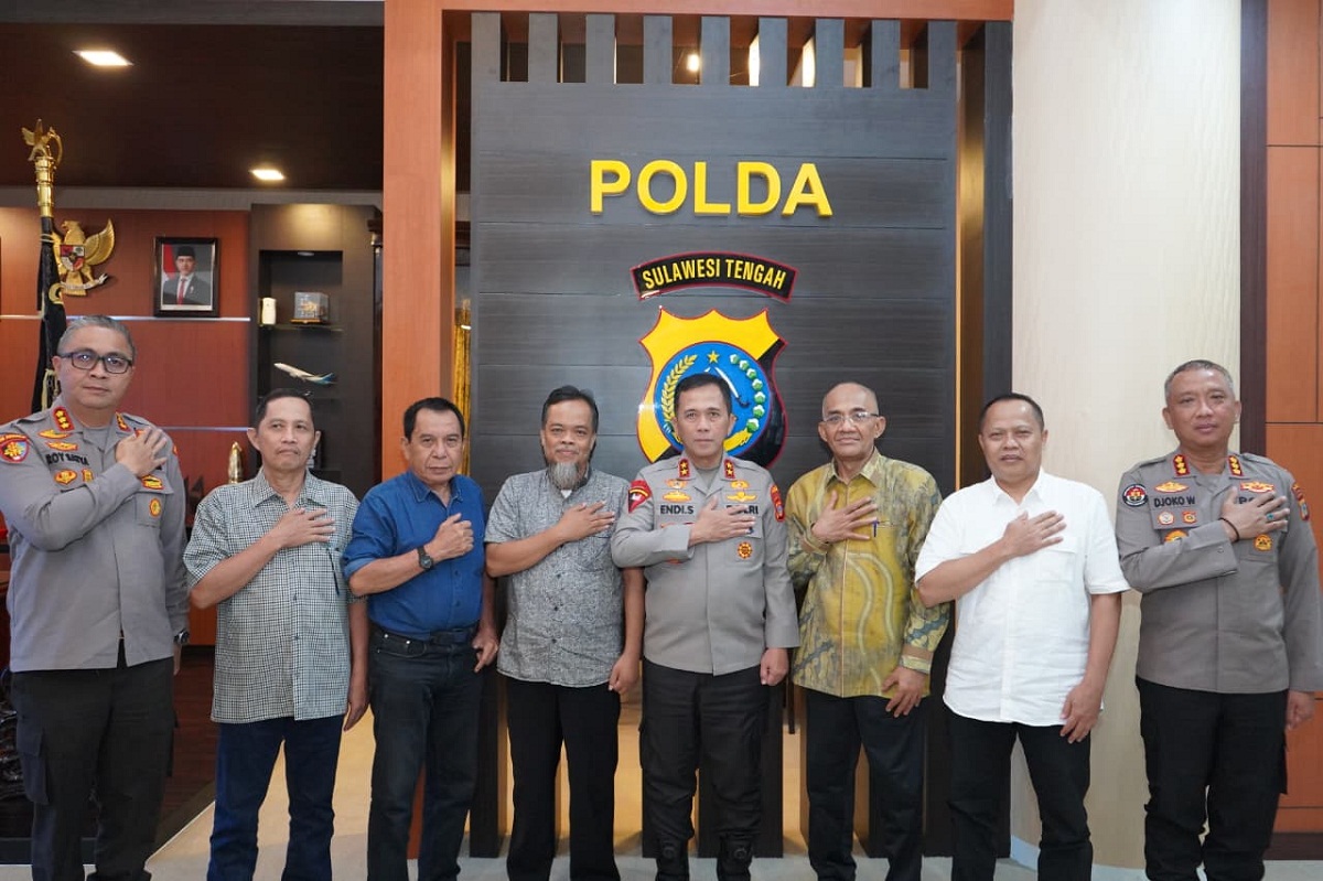 Kapolda Sulawesi Tengah Irjen Pol Endi Sutendi (tengah) menerima jajaran pengurus PWI Sulawesi Tengah dalam silaturahmi di Mapolda Sulteng, Kamis (15/1/2026).