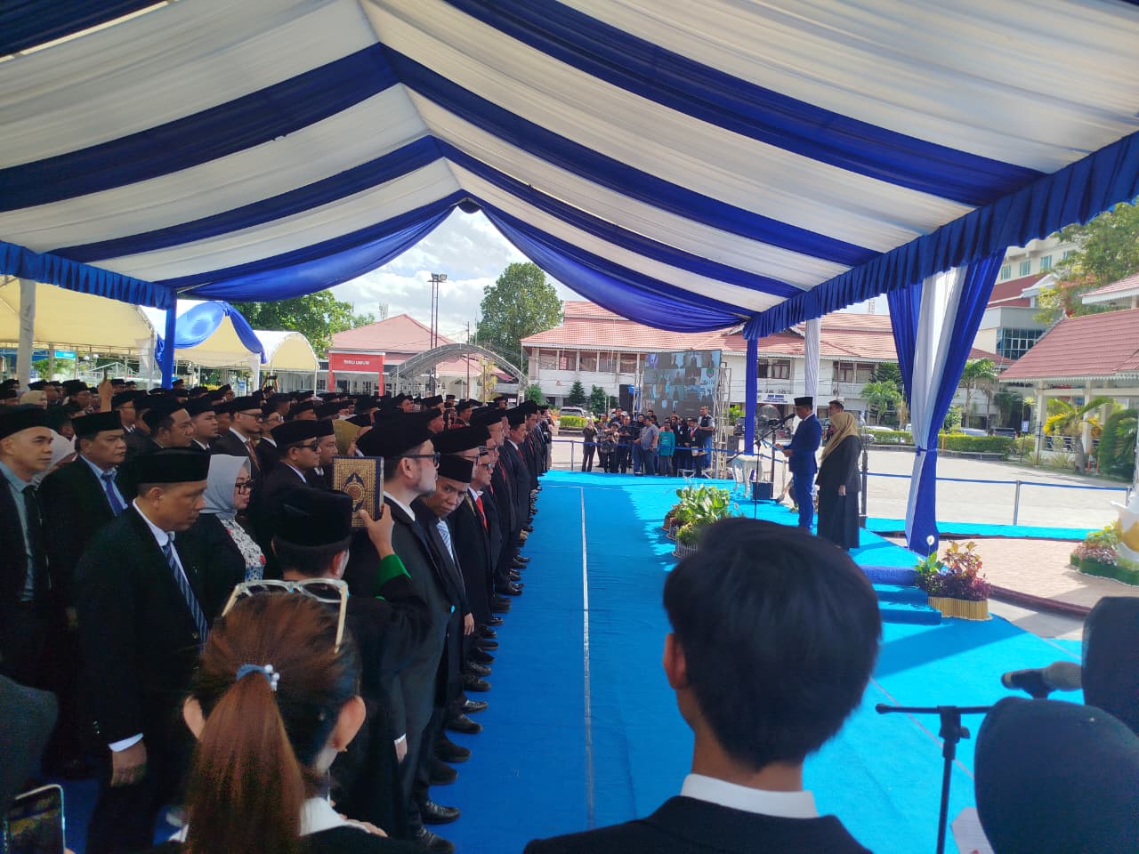 Gubernur Sulawesi Tengah Anwar Hafid melantik dan mengambil sumpah 380 pejabat eselon III dan IV di Lapangan Pogombo, Palu, Kamis (15/1/2026).