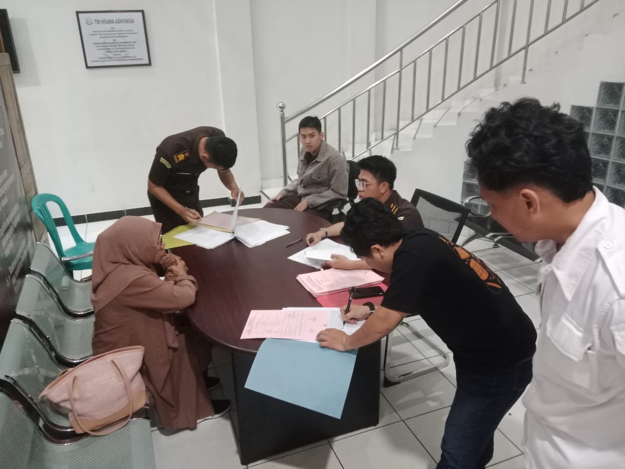 Petugas Polda Sulawesi Tengah menyerahkan tersangka dan barang bukti kasus dugaan penipuan wisata rohani ke Kejaksaan Negeri Poso.