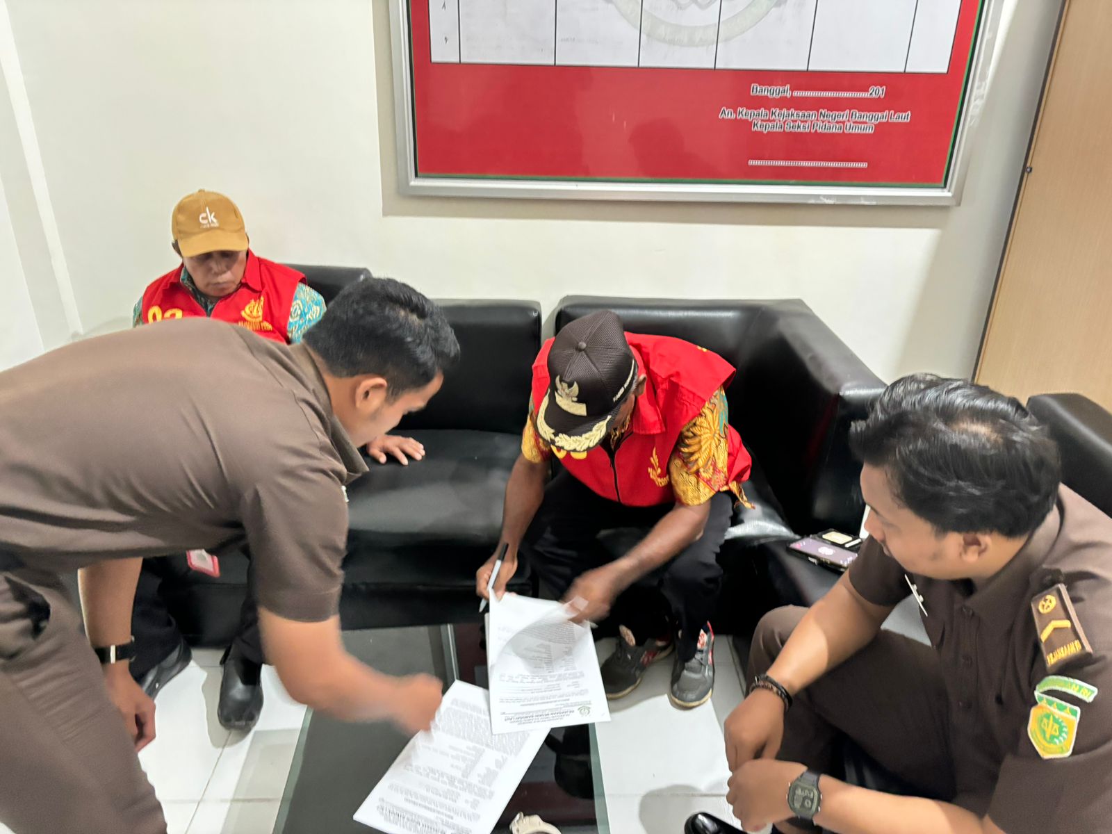 MENANDATANGANI: Oknum Kades menandatangani Berit Acara Penahanan dan tersangka.(FOTO: MASRUDIN GALANG/RADAR PALU).