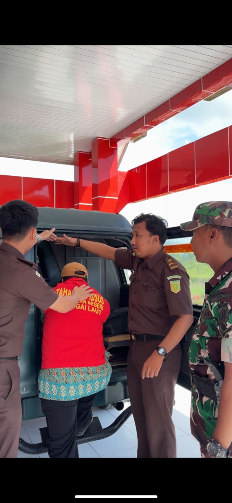 MASUK: Oknum Kades saat memasuki mobil tahanan Kejari Balut.(FOTO: MASRUDIN GALANG/RADAR PALU)