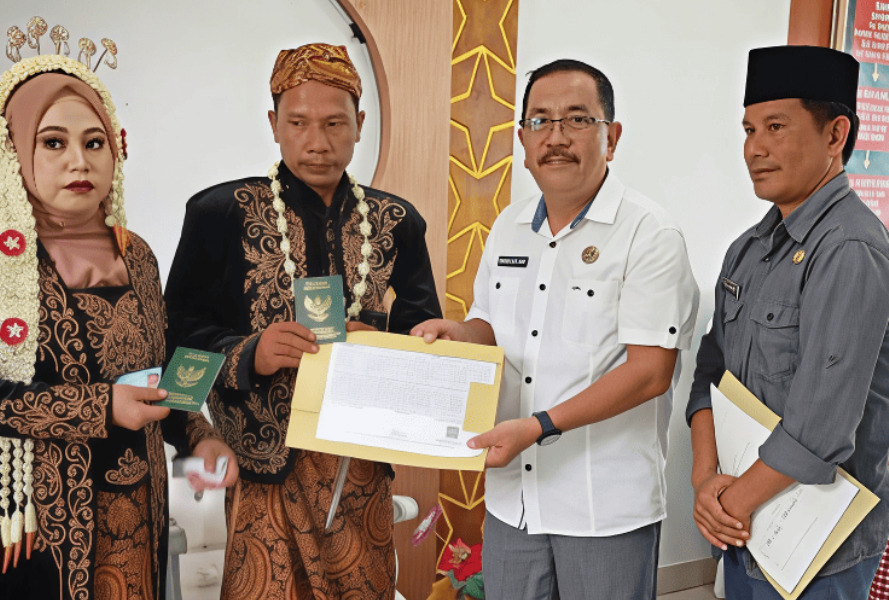 DOKUMEN: Pemkab Touna serahkan langsung dokumen kependudukan kepada pasangan yang baru nikah, Kamis (15/1/2026).(FOTO: HERIYANTO LIMAHU/RADAR PALU).