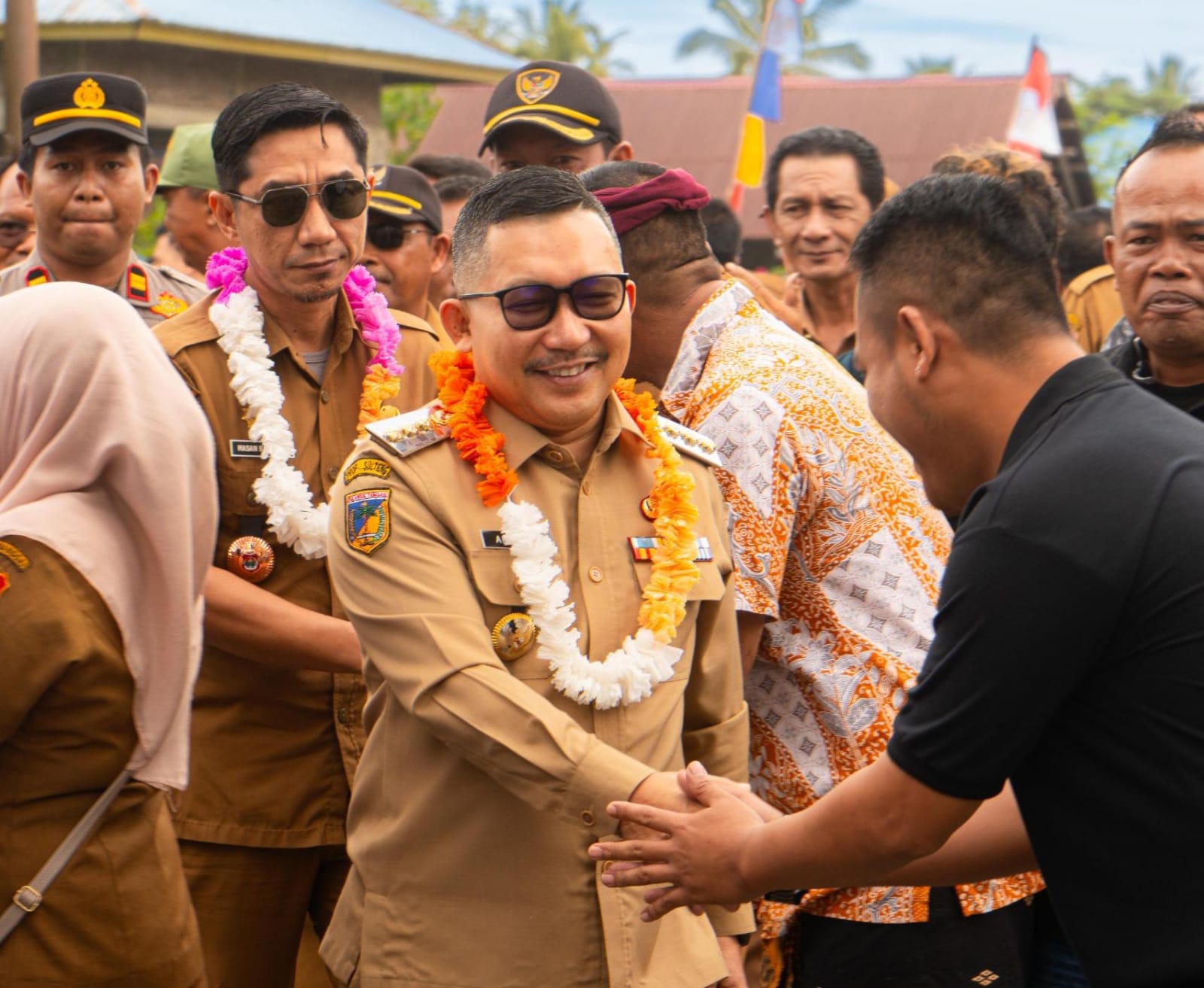 RESMIKAN: Bupati Banggai, Amirudi Tamoreka, tampak meresmikan desa persiapan pemekaran Cempaka Wangi.(FOTO: NENDRA PRASETYA/RADAR PALU).