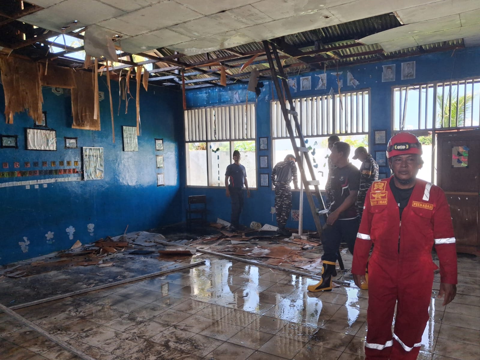 Petugas Damkar Kabupaten Tolitoli usai melakukan pemadaman kebakaran di SDN 1 Galumpang, Kecamatan Dakopemean, Kamis (15/1/2026).