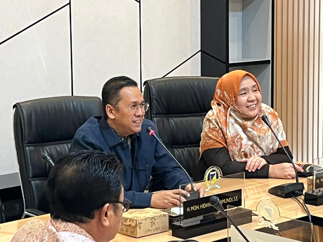 RAPAT : Tampak Ketua Komisi IV Hidayat Pakamundi dan dihadiri oleh Sekretaris Komisi IV Wiwik Jumatul Rofi&rdquo;ah, saat RDP.(FOTO: HUMAS DPRD SULTENG/RADAR PALU).