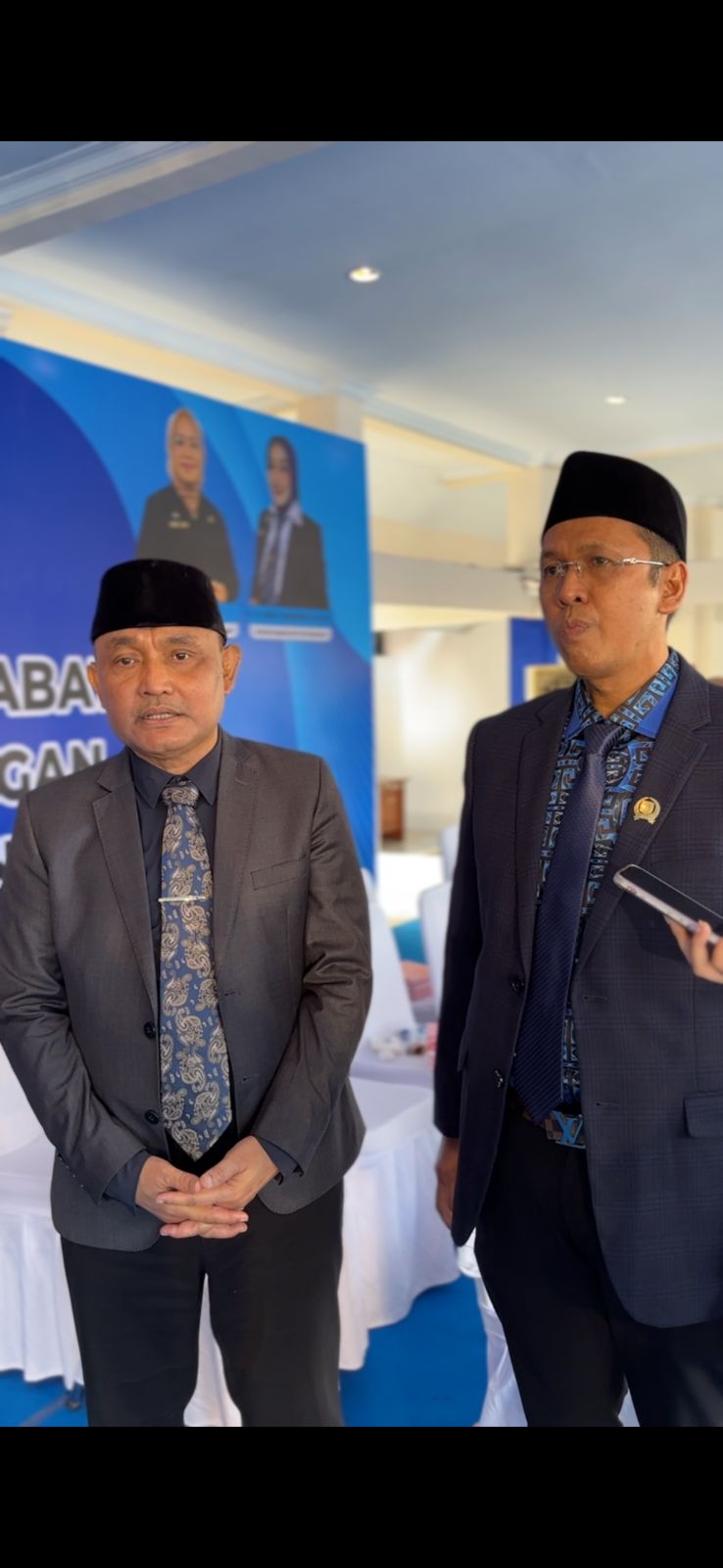 MENGHADIRI: Sekwan DPRD Sulteng, Sadly Lesnusa, saat menhghadiri pelantikan administrator dan pengawas Pemprov Sulteng.(FOTO: HUMAS DPRD SULTENG/RADAR PALU).