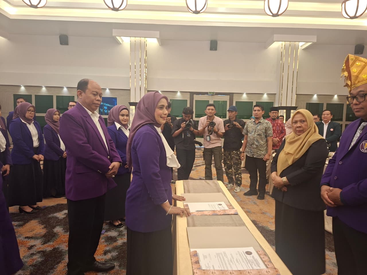 DILANTIK: Pengurus PDGI Sulteng yang dilantik disaksikan Wakil Gubernur Sulteng, dr Reny A Lamadjido belum lama ini di Kota Palu.