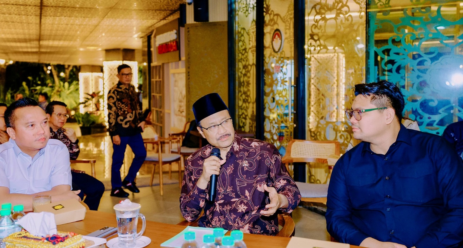 BERSAMA: Bupati Morowali Utara Delis Julkarson Hehi duduk bersama Mensos Gus Ipul dan Waket MPR Arcandra Muhammad Akbar di Kantor Kementerian Sosial RI, Kamis (15/1/2026). (FOTO: ISTIMEWA/RADAR PALU)
