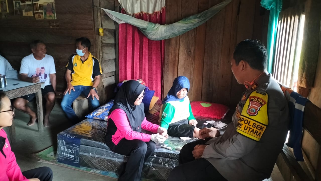 KESEHATAN: Baksos Kesehatan Polsek Lore Utara.(FOTO: BUDIYANTO WIHARTO/RADAR PALU).