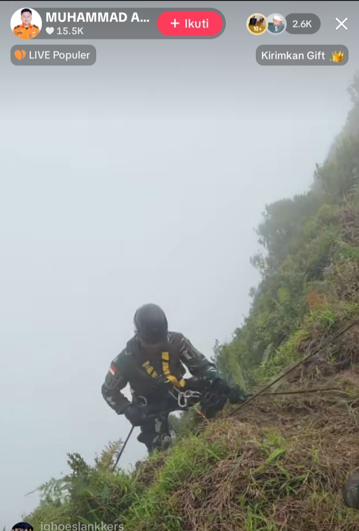 Tim SAR gabungan mulai turun ke bibir tebing menggunakan teknik rappelling untuk memastikan keberadaan korban di sekitar lokasi temuan serpihan pesawat.