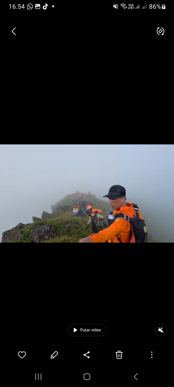 Tim SAR gabungan berhasil menemukan satu korban dalam operasi pencarian pesawat ATR 42-500 yang jatuh di kawasan Gunung Bulu Saraung, Kabupaten Pangkep, Sulawesi Selatan.