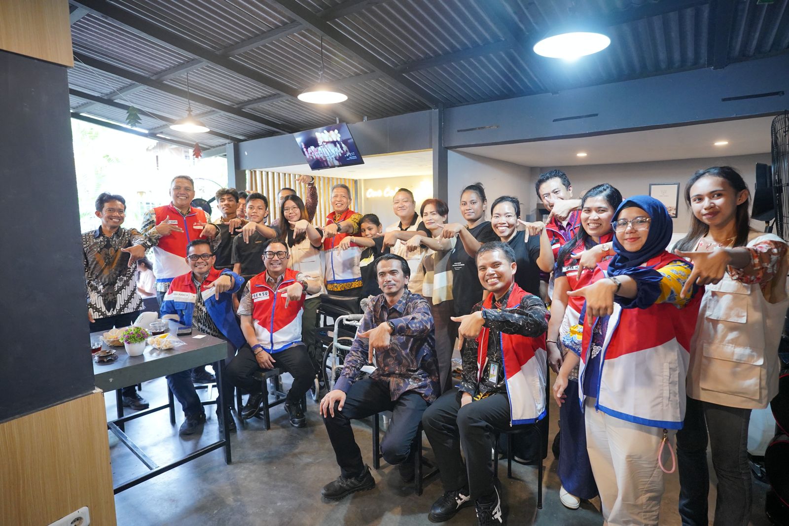 Dewan Komisaris dan Manajemen PT Pertamina (Persero) bersama Pertamina Patra Niaga meninjau langsung aktivitas Program TJSL Sekolah Anak Percaya Diri di Makassar.