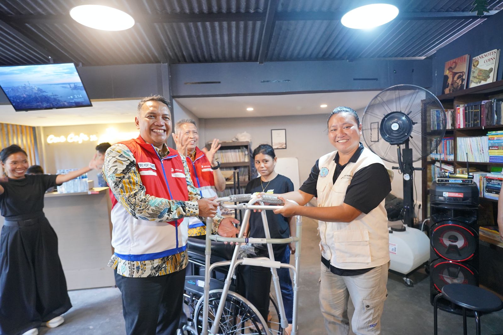 Dewan Komisaris dan Manajemen PT Pertamina (Persero) bersama Pertamina Patra Niaga meninjau langsung aktivitas Program TJSL Sekolah Anak Percaya Diri di Makassar.