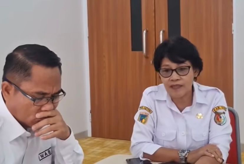 PERIKSA: Wabup Sigi, Samuel Yansen Pongi saat memeriksa sebuah dokumen.(FOTO: ANGEL SUMBARA/RADAR PALU).