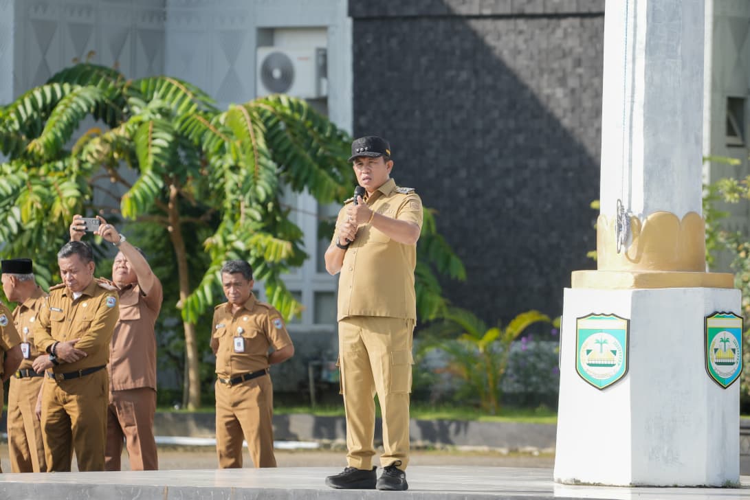 ARAHAN: Bupati Morowali, Iksan Rauf, saat memberikan arahan di apel pagi ASN.(FOTO: SUPRIYONO/RADAR PALU).