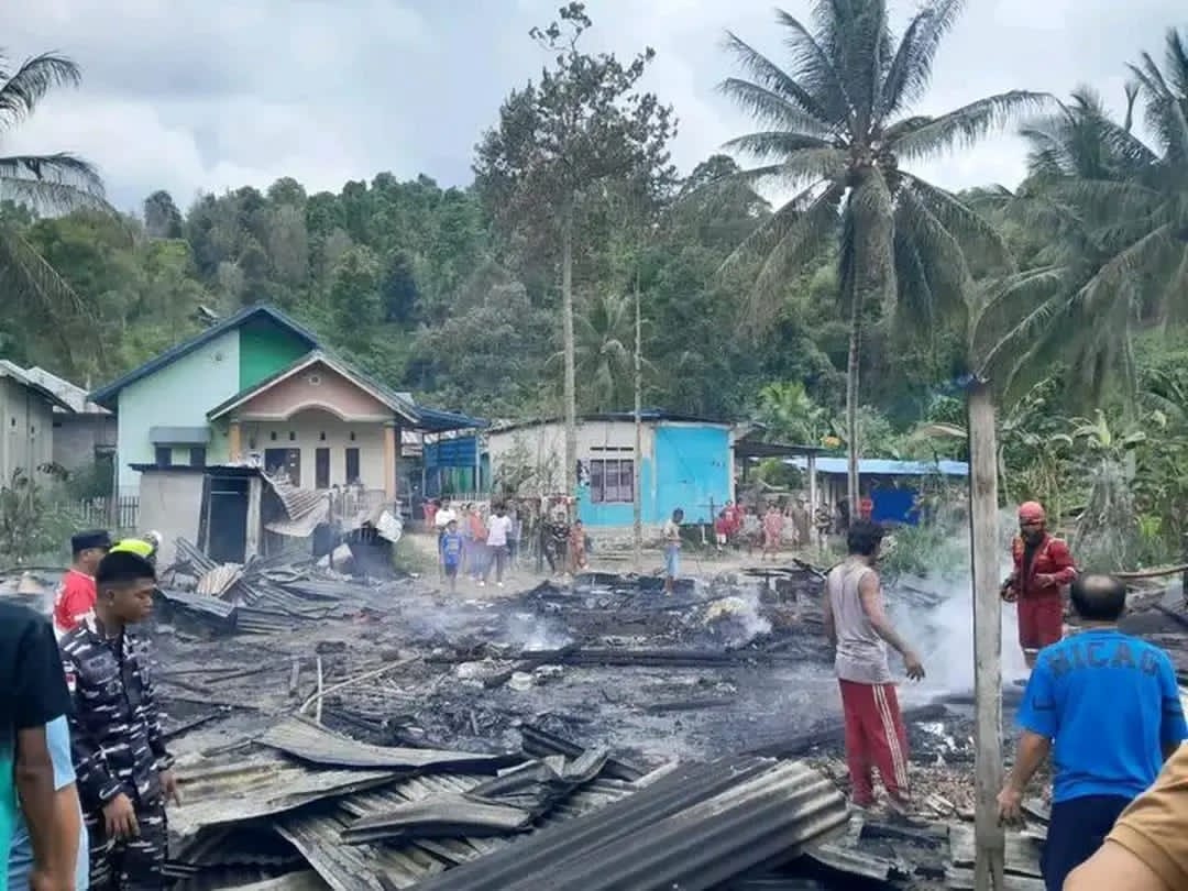 TERBAKAR: Inilah rumah kos-kosan di Jln. Lanoni terbakar.(FOTO: AHMAD HAMDANI/RADAR PALU).