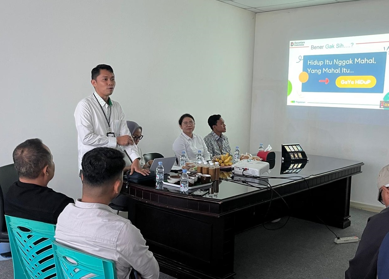 Deputy Bisnis PT Pegadaian Kantor Area Palu, Putra Aspin Rahmatullah (berdiri) saat menjelaskan terkait investasi emas kepada karyawan Radar Palu, belum lama ini.