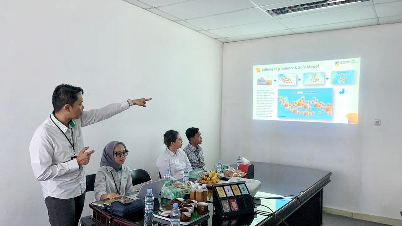PAPARKAN PROGRAM: Deputy Bisnis PT Pegadaian Kantor Area Palu, Putra Aspin Rahmatullah (kiri), memberi edukasi kepada Keluarga Besar Radar Palu Jawa Pos Group, Senin (19/1/2026).