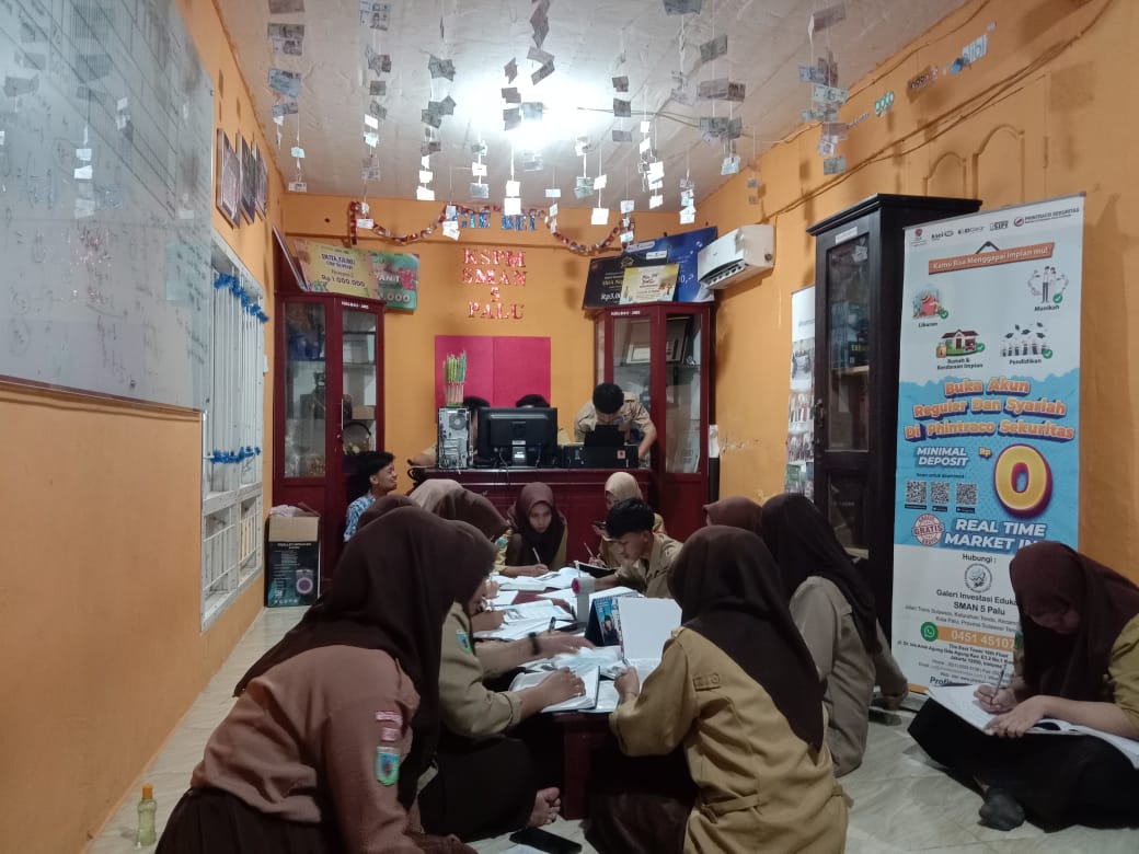 Proses belajar siswa Ekstrakurikuler Kelompok Studi Pasar Modal (KSPM) SMAN 5 PALU, Kamis (15/1/2026).