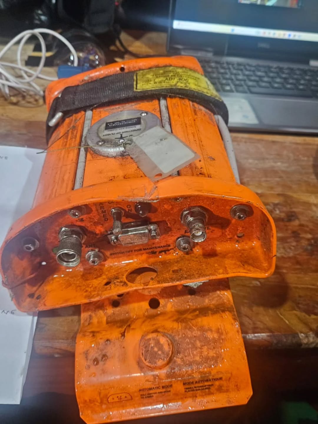 Perangkat yang ditemukan tersebut dipastikan bukan black box, melainkan Emergency Locator Transmitter (ELT).