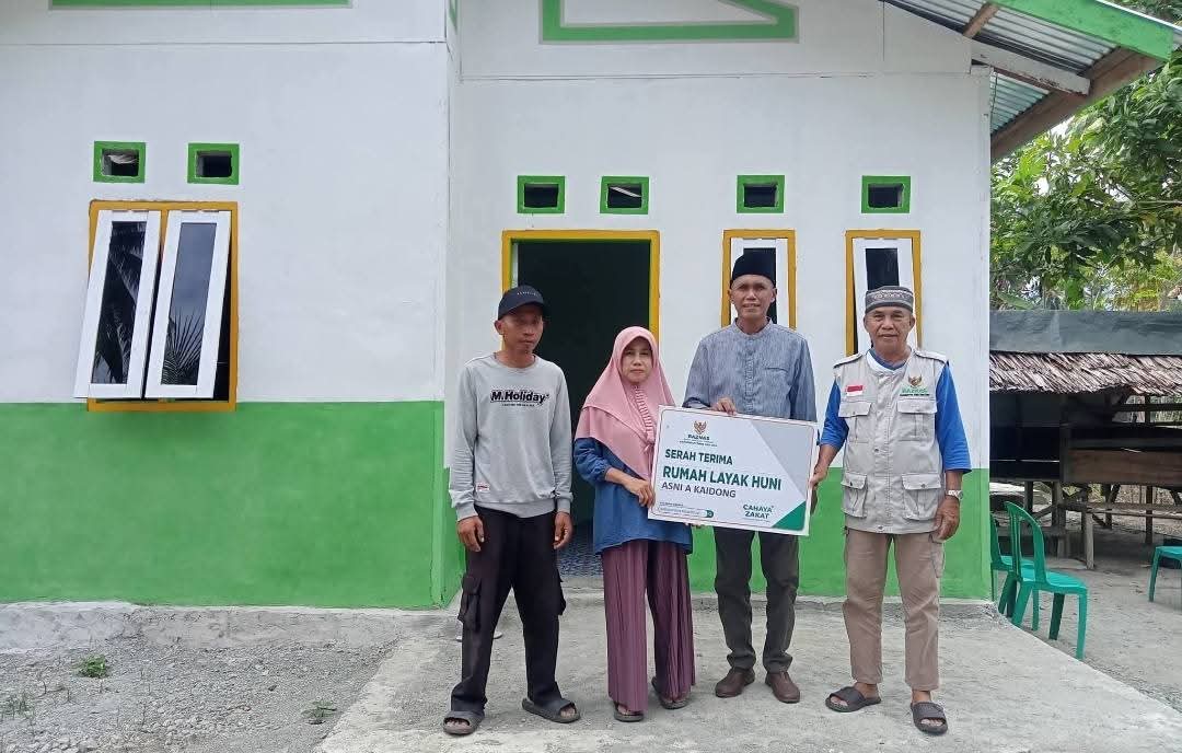 SERAHKAN: Baznas Touna menyerahkan bantuan rumah layak huni kepada penerima manfaat.(FOTO: HERIYANTO LIMAHU/RADAR PALU).
