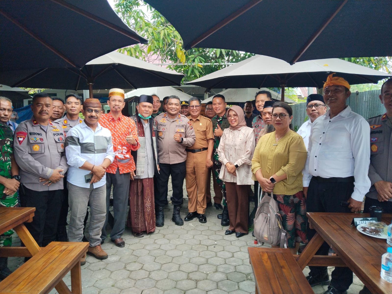 FORKOMPIMDA: Coffee morning Kapolres Poso, Alowisius Londar, bersama anggota forkopimda dan tokoh masyarakat.(FOTO: BUDIYANTO WIHARTO/RADAR PALU).