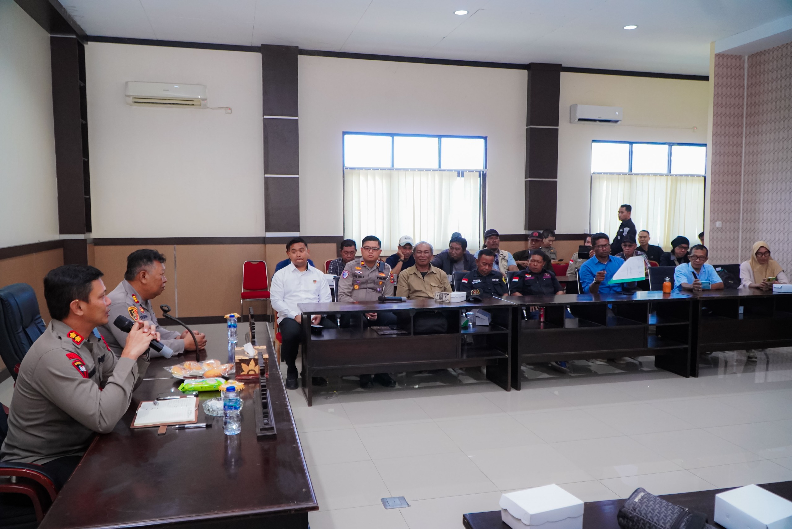 BERSINERGI: Tampak Kapolres Banggai, AKBP Wayan Wayracana Aryawan, sat bersilaturahmi dengan wartawan, Senin (19/1/2026).(FOTO: NENDRA PRASETYA/RADAR PALU).