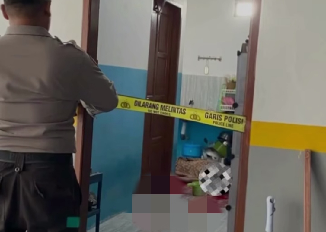 Polisi melakukan olah tempat kejadian perkara (TKP) di kamar kos korban di Jalan Padat Karya I, Tondo, Palu.