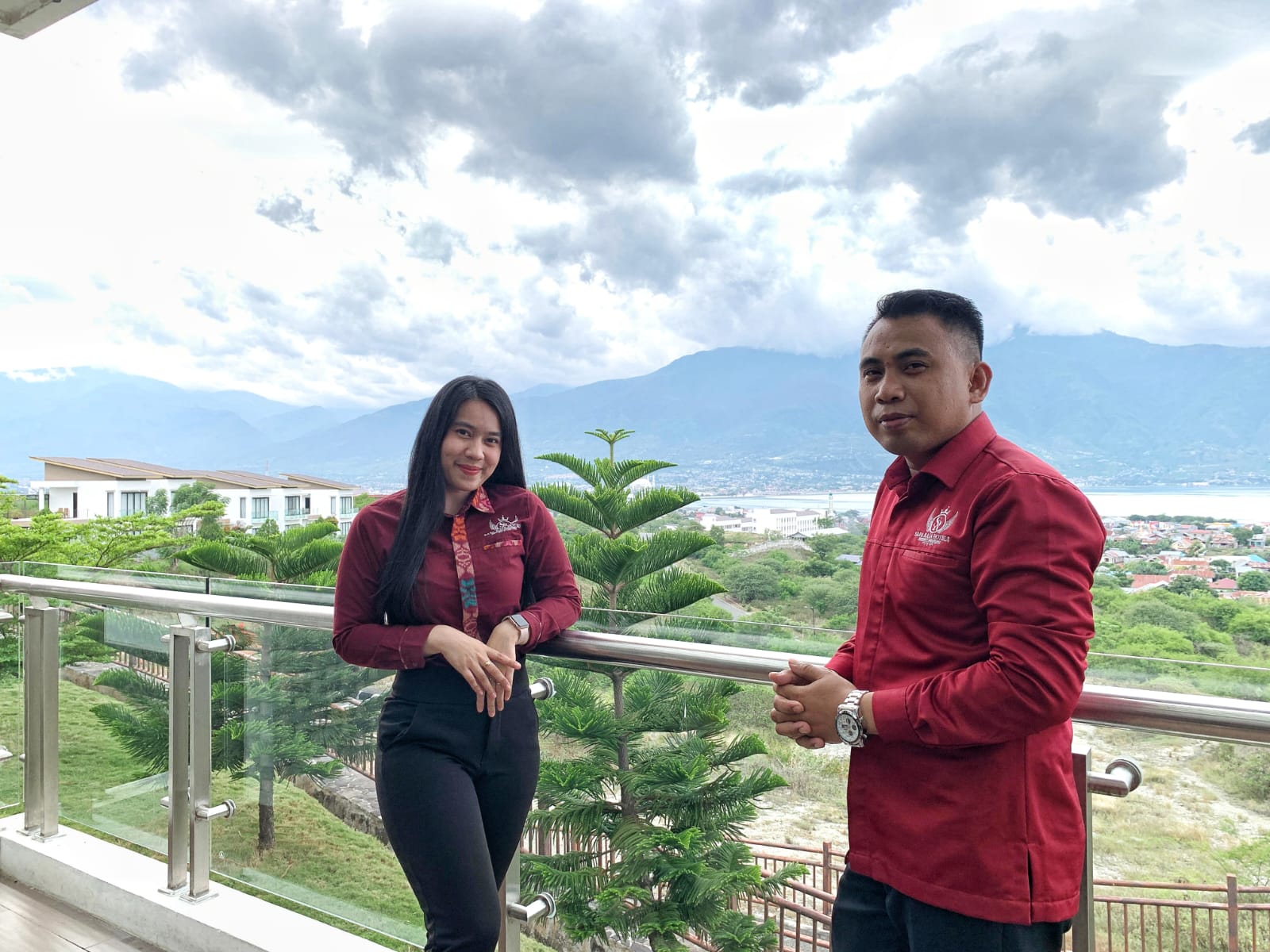 SIAPKAN KONSEP BERBEDA : Glandys Dhea Riska (kiri) selaku Sales Executive dan Risman Yunus FnB Manager di Restaurant Villa Sutan Raja Hotel Palu, Selasa (20/1/2026).