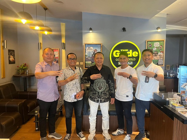 BERSINERGI : Pimpinan Pegadaian Cabang Talise, Melky Victory Onsik (kanan) dan Kepala Departemen Produk Non Gadai, Royke Fransiskus Tunas (kiri) bersama direksi Radar Palu Jawa Pos Group.